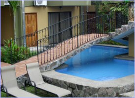Piscina del Hotel Arenal Bromelias en Costa Rica