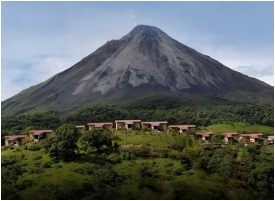 El Hotel Arenal Kioro con el fondo del Volcán Arenal